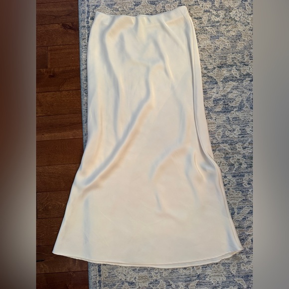 Zara Cream Satin skirt - Picture 1 of 3